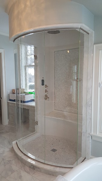 2 curved shower doors in clear glass