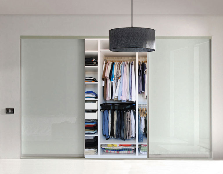 pot with lid on a range in front of seamless, shiny backpainted white glass backsplash